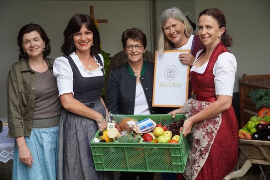 Von links nach rechts: Regina Norz, Sabina Puelacher, Landesbäuerin Helga Brunschmid, Therese Fiegl, Leni Gstader